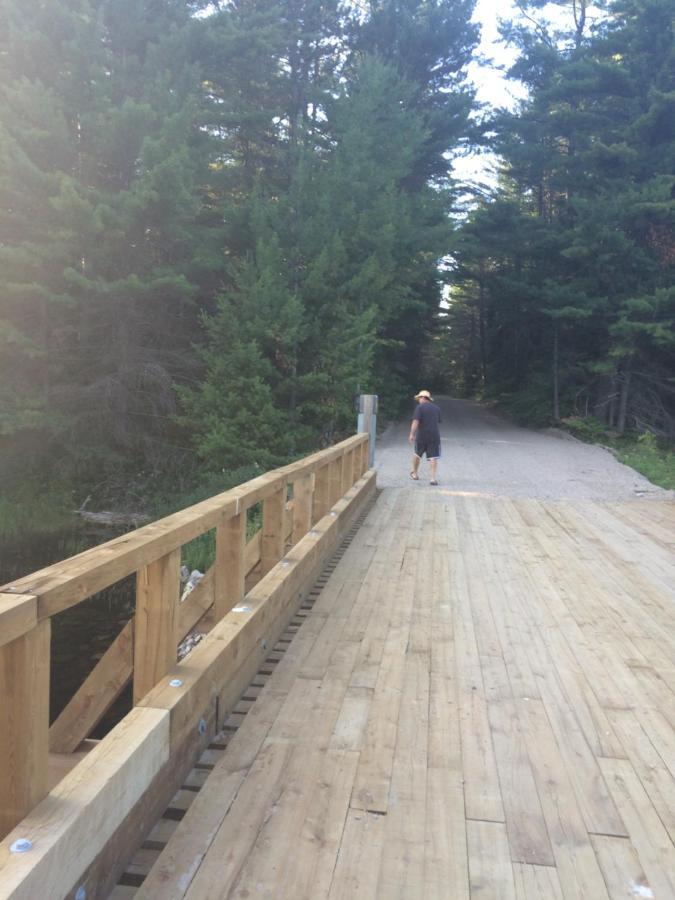 Four Seasons Algonquin Cabins Madawaska Kamer foto